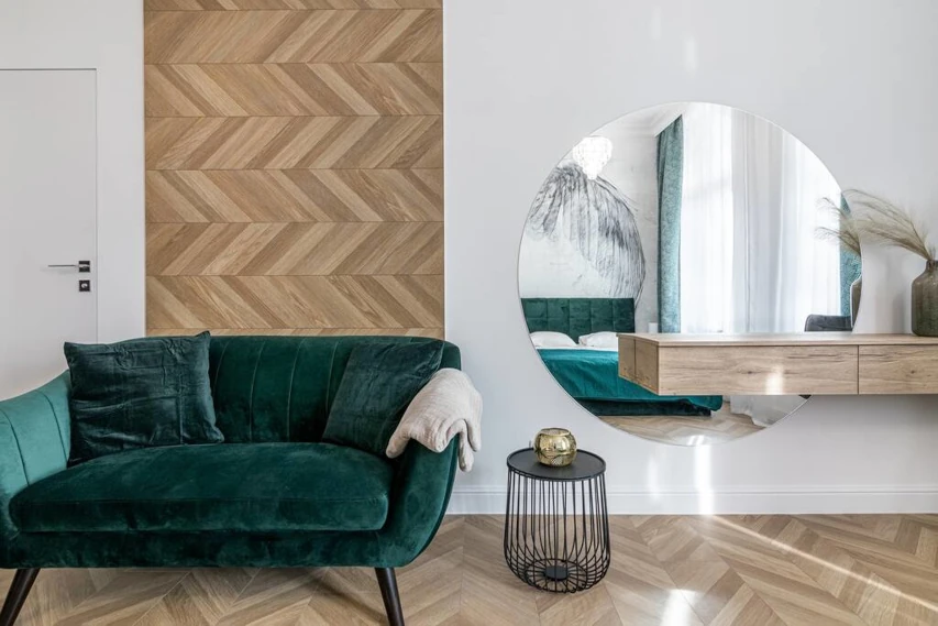 Kanapa w salonie apartamentu w Toruniu