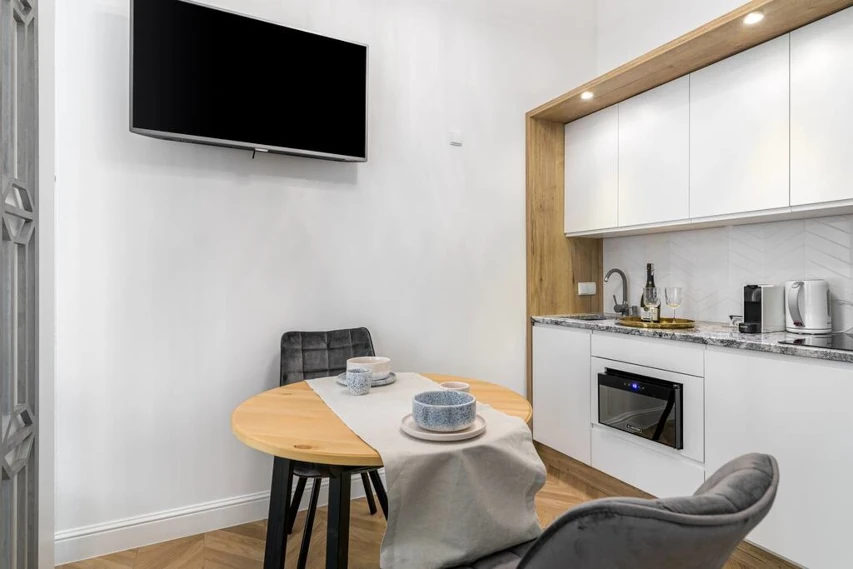 Kuchnia z telewizorem w apartamencie w Toruniu