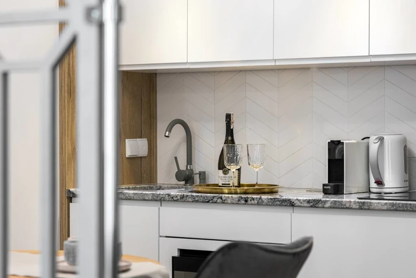 Nowoczesna kuchnia w apartamencie w Toruniu