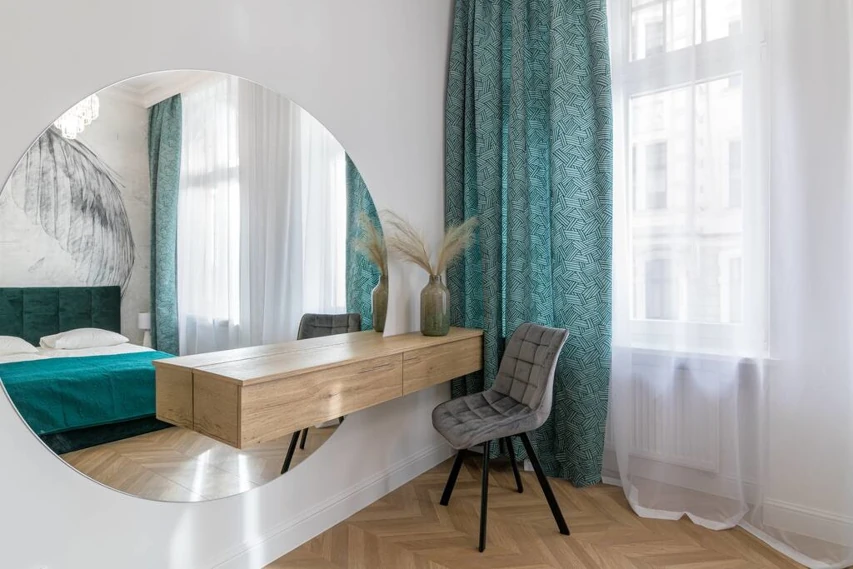 Dekoracyjne lustro na ścianie w apartamencie w Toruniu