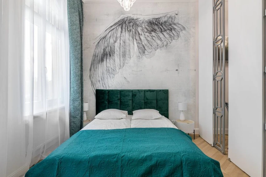 Sypialnia z dużym łóżkiem w apartamencie w Toruniu
