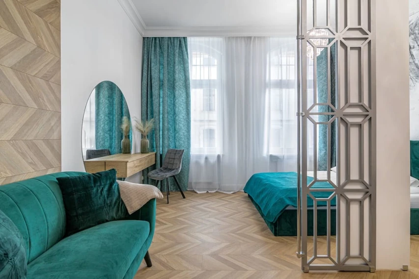 Salon z wygodną sofą w apartamencie w Toruniu
