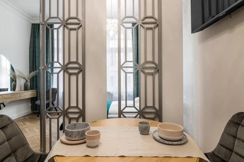 Stół z krzesłami w jadalni apartamentu w Toruniu