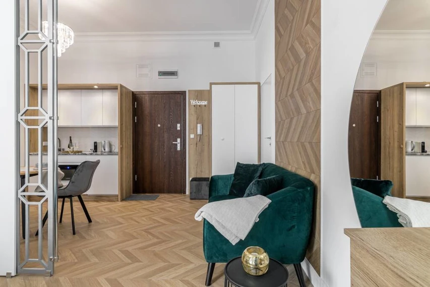 Widok na cały apartament w Toruniu – salon, kuchnia i jadalnia