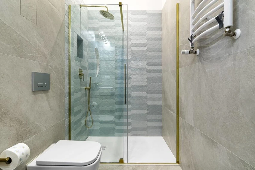 Kabina prysznicowa w łazience apartamentu w Toruniu
