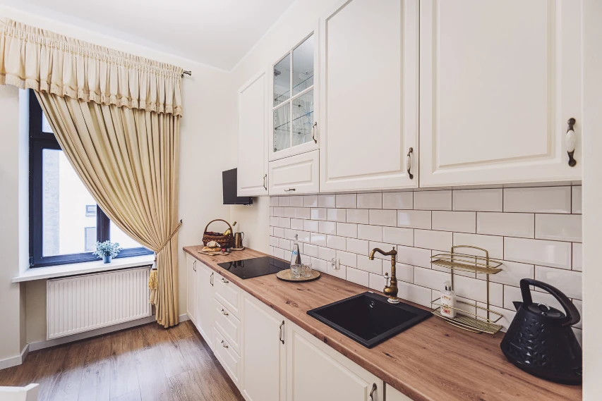 Nowoczesna kuchnia z zabudową w apartamencie w Toruniu