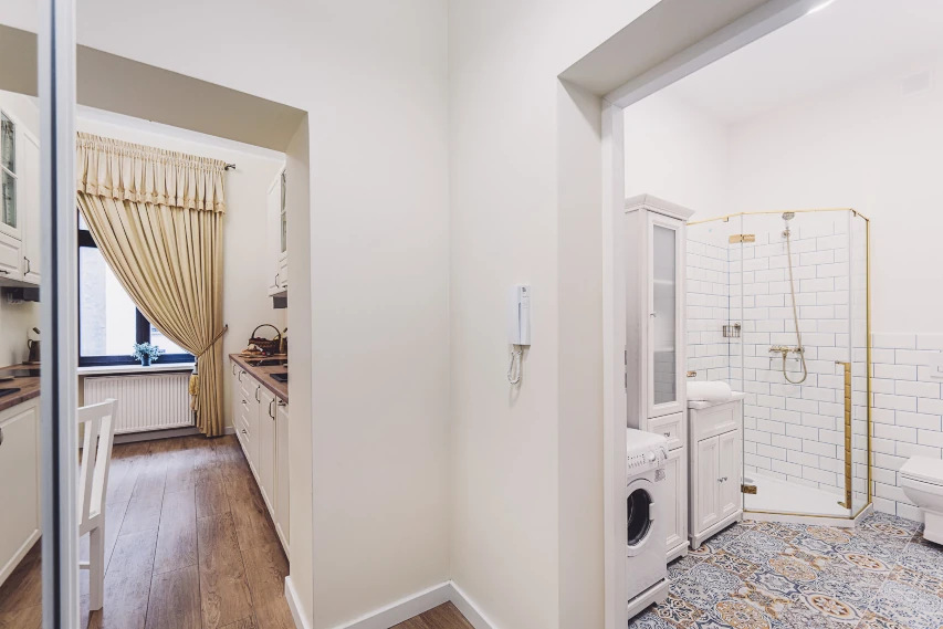 Łazienka z pralką w apartamencie w Toruniu