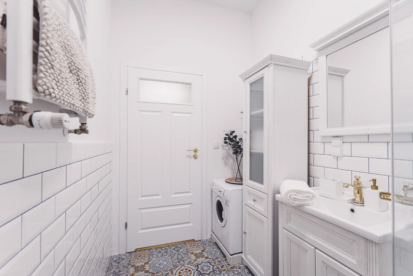 Łazienka z prysznicem w apartamencie w Toruniu