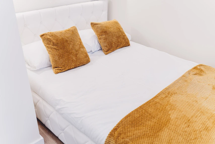 Łóżko dwuosobowe w sypialni apartamentu w Toruniu