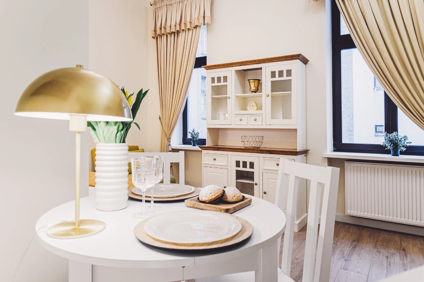Stół z nakryciem w apartamencie w Toruniu