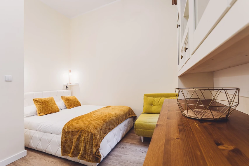 Sypialnia z łóżkiem małżeńskim w apartamencie w Toruniu