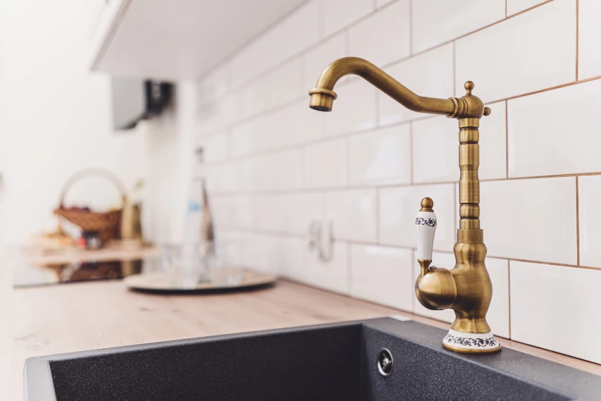 Zbliżenie na kran w łazience apartamentu w Toruniu
