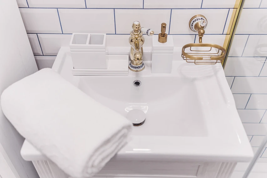 Zlew z ręcznikiem w łazience apartamentu w Toruniu