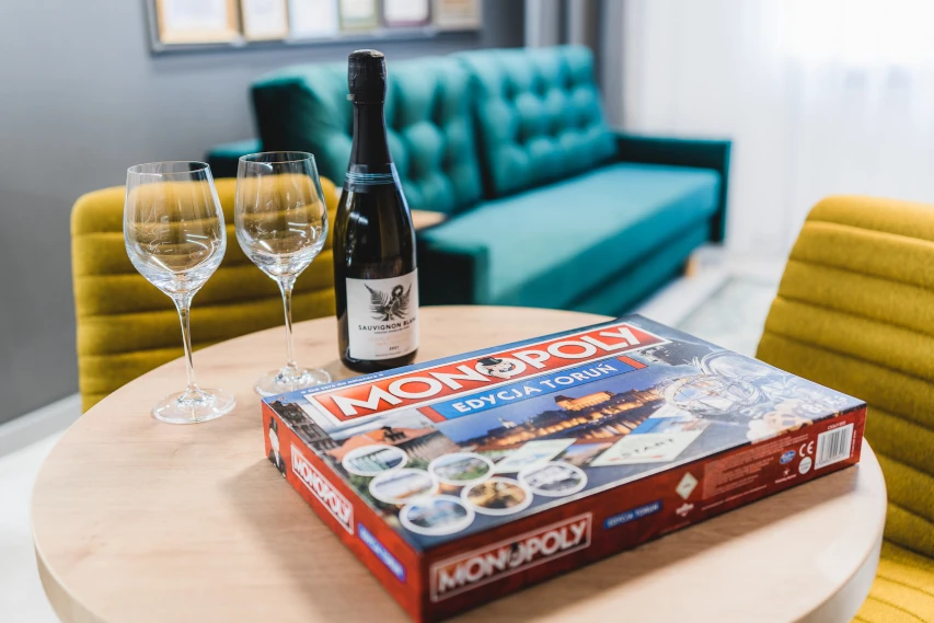 Plansza do gry Monopoly rozłożona na stole w apartamencie w Toruniu