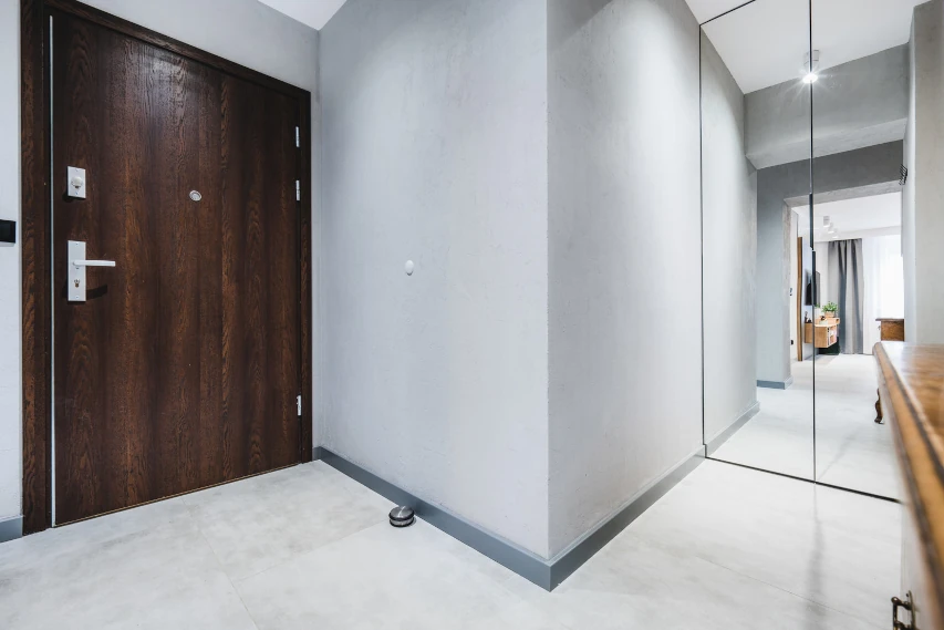 Korytarz w apartamencie w Toruniu