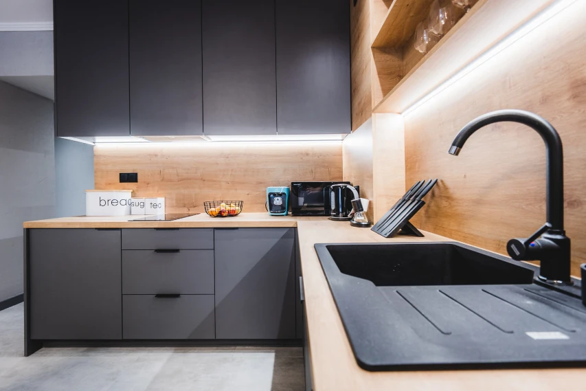 Widok na blat kuchenny i zabudowę w apartamencie w Toruniu