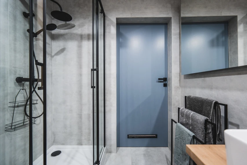 Prysznic z przeszkloną kabiną w łazience apartamentu w Toruniu
