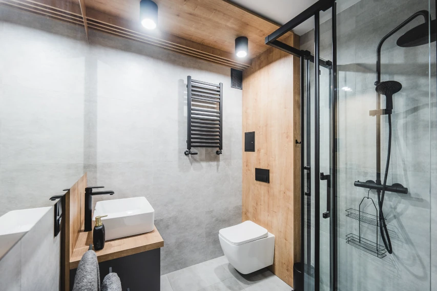 Łazienka w apartamencie w Toruniu – elegancka aranżacja z lustrem