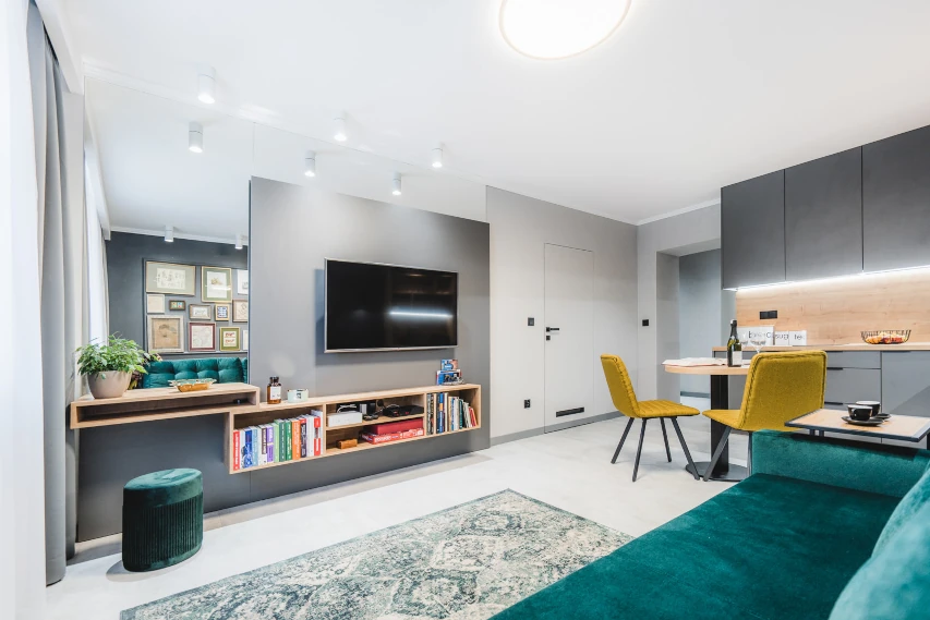 Przestronny salon z częścią wypoczynkową w apartamencie w Toruniu