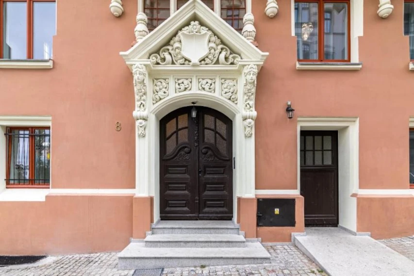 Wejście do apartamentu w Toruniu