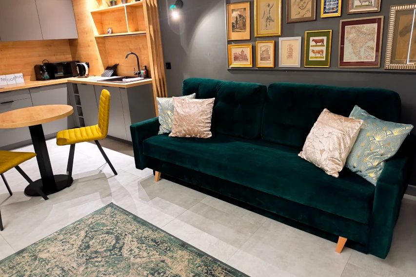 Piękna zielona sofa w apartamencie w Toruniu