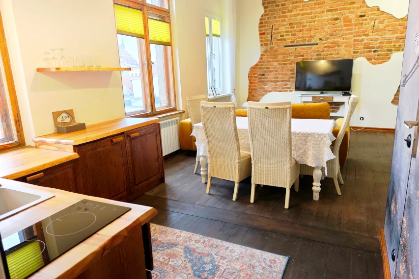 Funkcjonalny salon w apartamencie w Toruniu