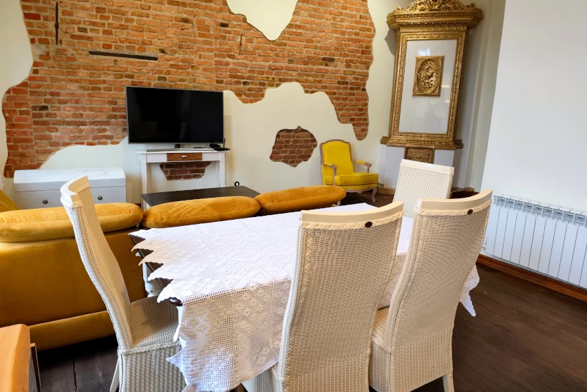 Telewizor dla gości w apartamencie w Toruniu