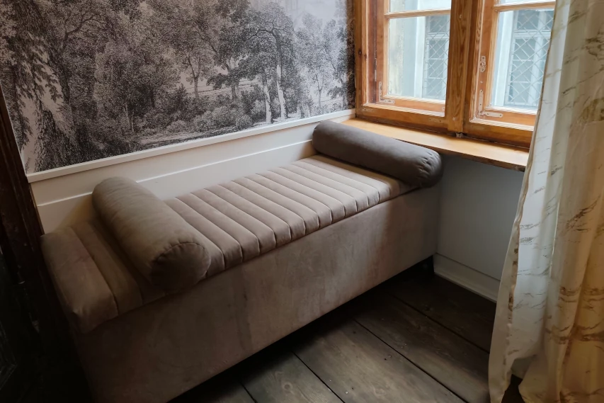 Ozdobna tapeta na ścianie w apartamencie w Toruniu