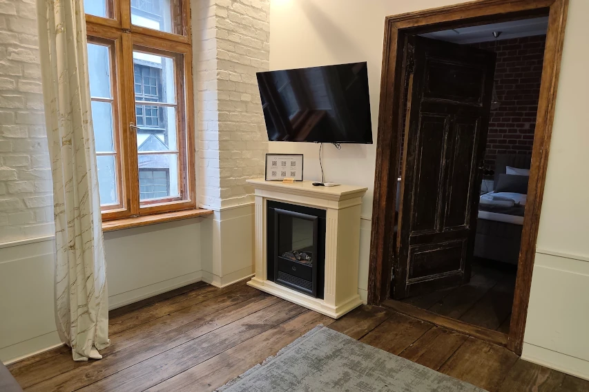 Telewizor w salonie apartamentu w Toruniu