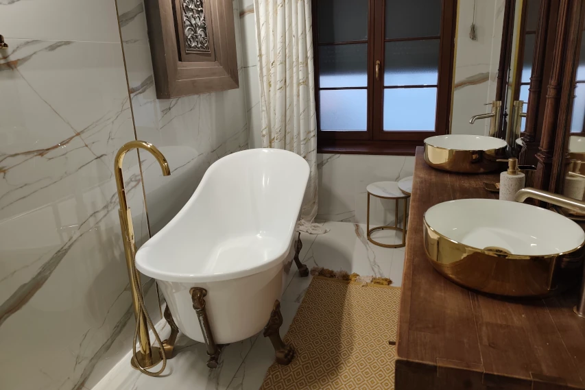 Wanna w łazience w apartamencie w Toruniu