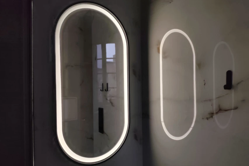 Nowoczesne lustro w apartamencie w Toruniu