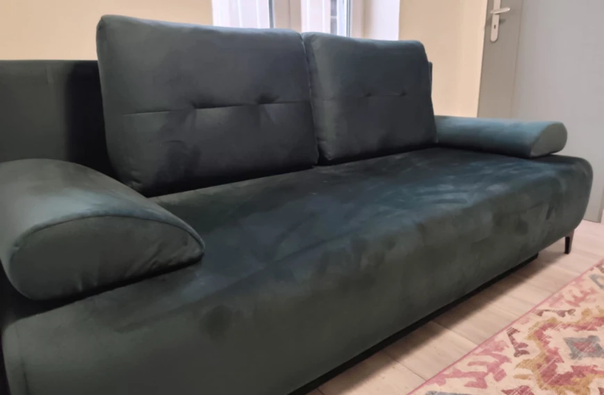 Wygodna sofa w apartamencie w Toruniu