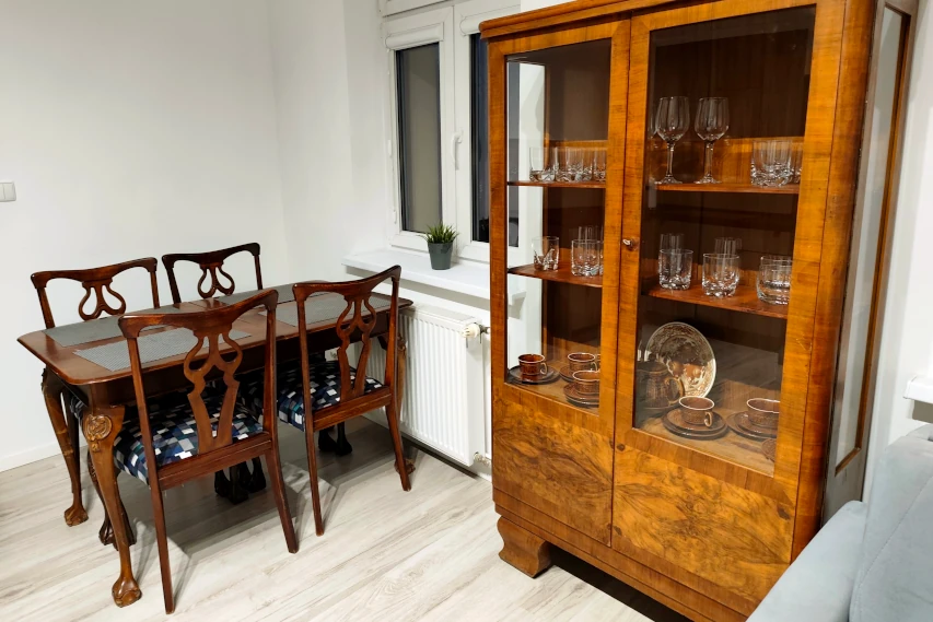 Drewniane meble w Apartamencie Kochanowskiego
