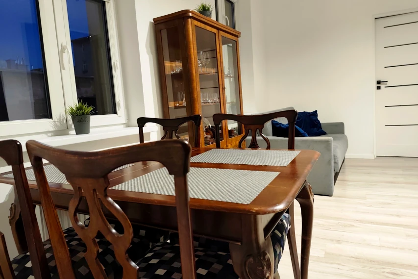 Drewniany stół w części jadalnianej