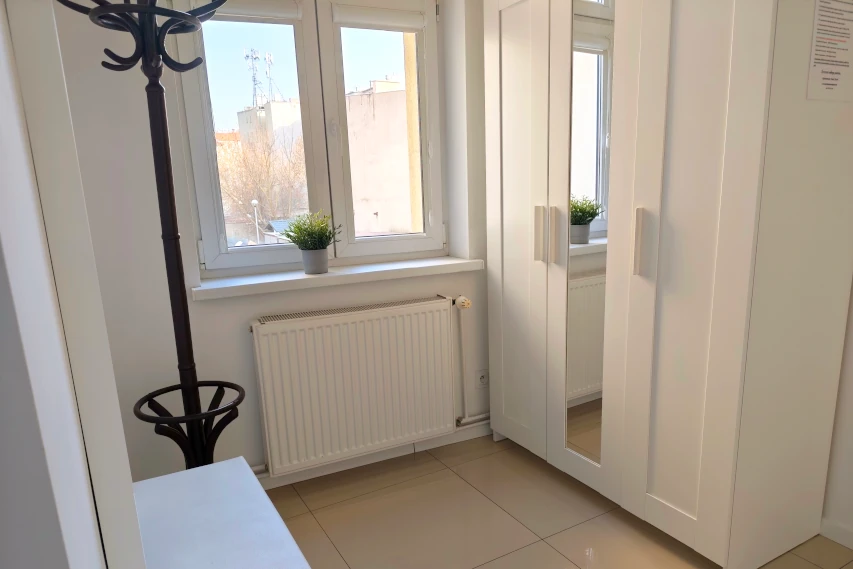 Stylowy drewniany wieszak w przedpokoju