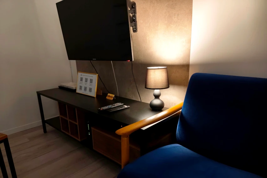 Duży i nowoczesny telewizor w salonie