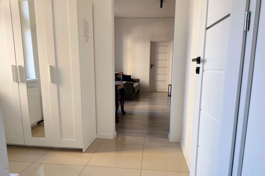 Widok na korytarz w apartamencie