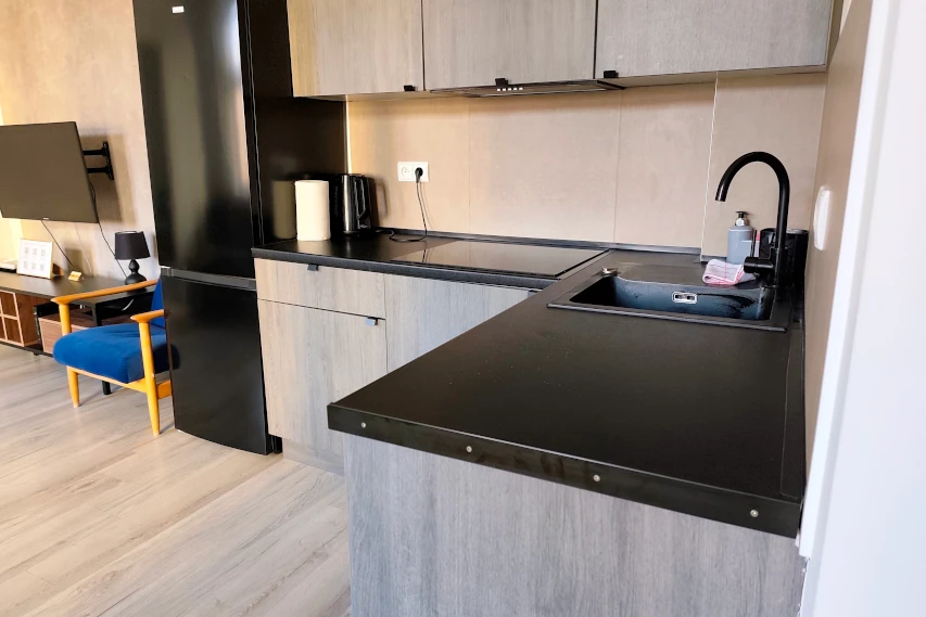 Nowoczesna kuchnia z pełnym wyposażeniem