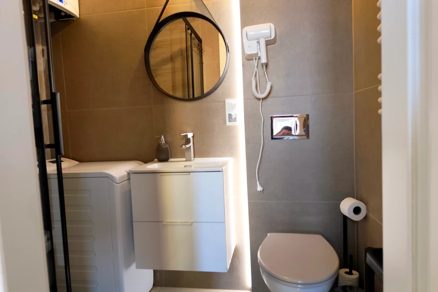 Nowoczesna toaleta w Apartamencie Kochanowskiego