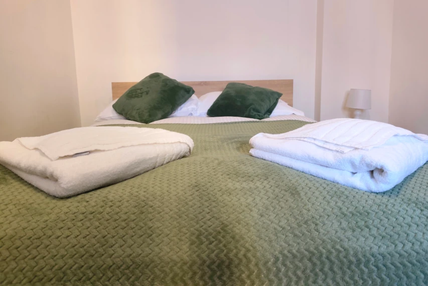 Wygodne, duże łóżko małżeńskie