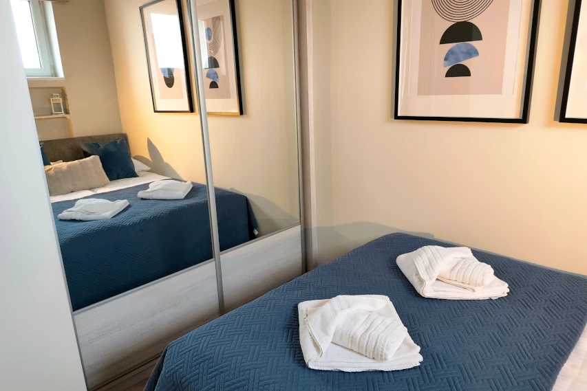 Pokój z dużym lustrem w Toruniu