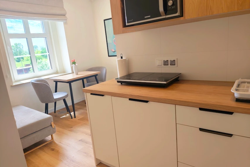 Kuchnia i stół jadalniany w Apartamencie Rybaki No 11