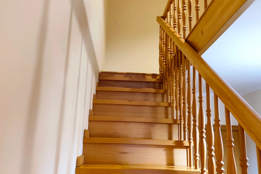 Drewniane schody w apartamencie w Ciechocinku