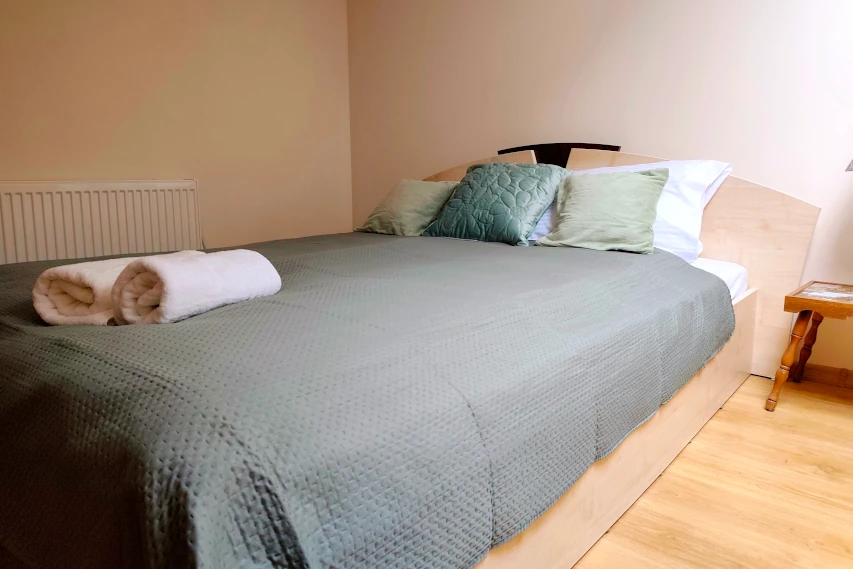 Ĺóżko w apartamencie w Ciechocinku